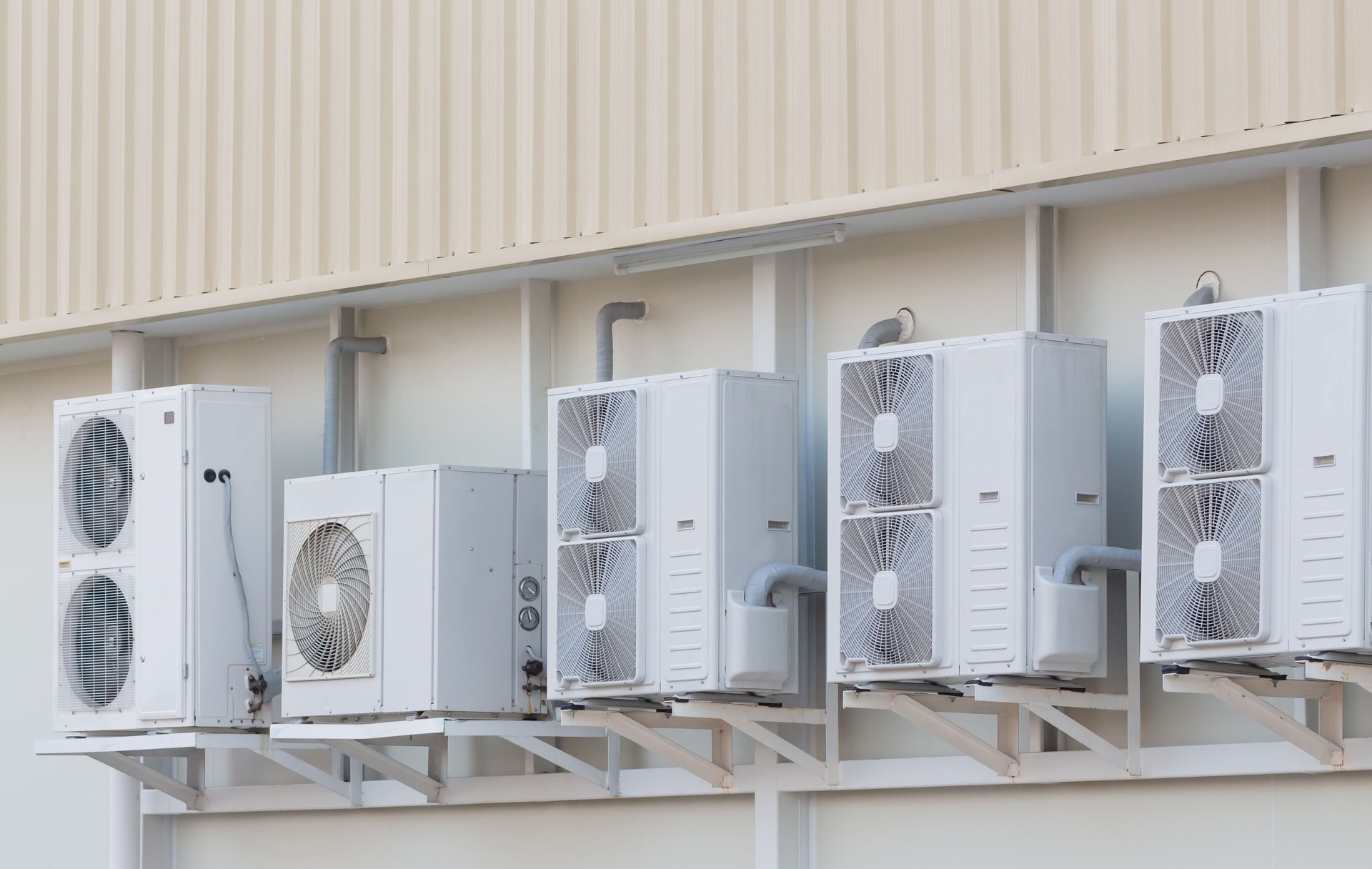 Groupe d’unités de climatisation et de compresseurs externes à l’extérieur d’un bâtiment, Compresseur de climatiseur à l’extérieur du bâtiment moderne, Unité de climatisation extérieure